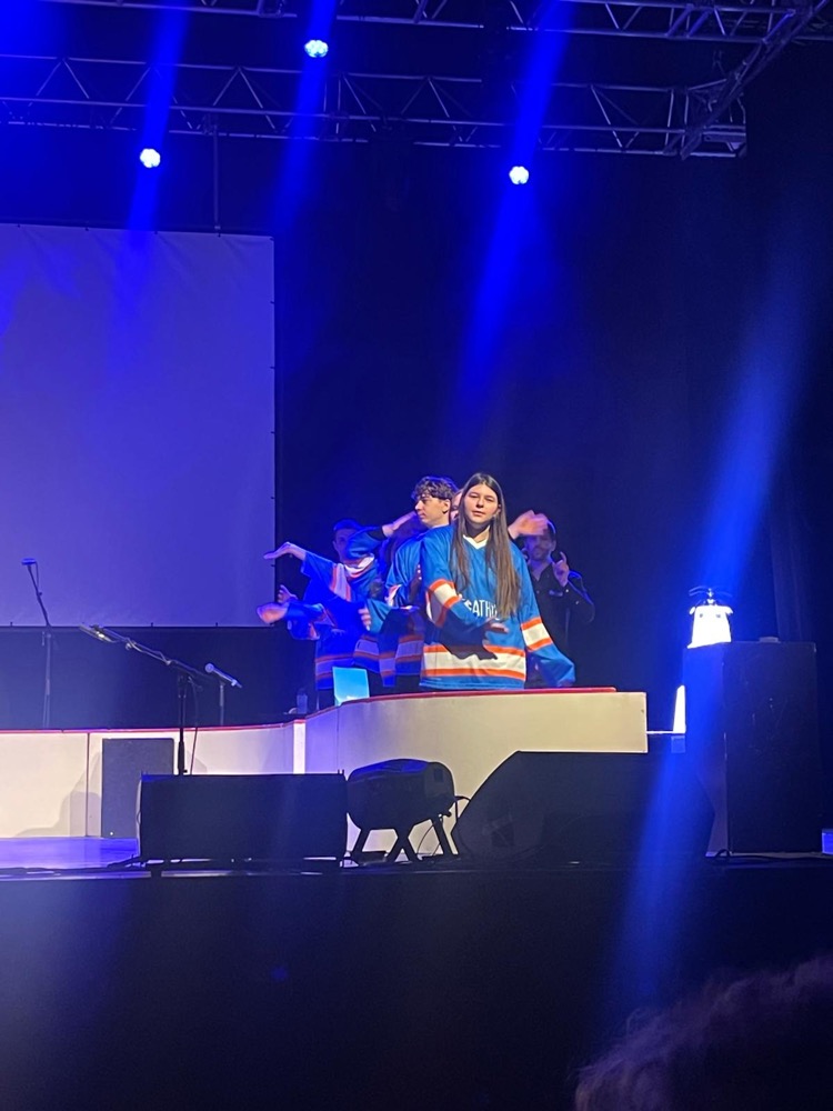 Asya sur scène en maillot bleu pendant un spectacle d’improvisation