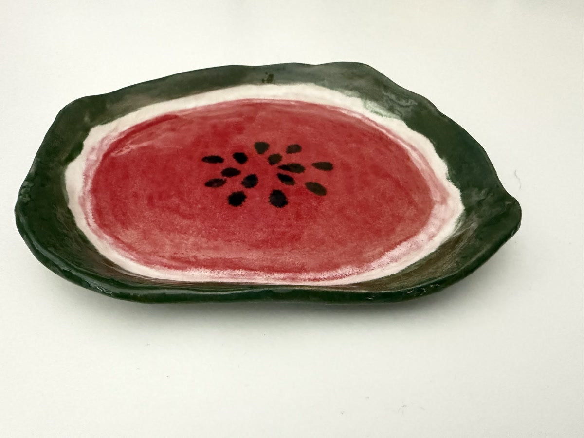 Assiette pastèque en céramique terminée, vue de côté
