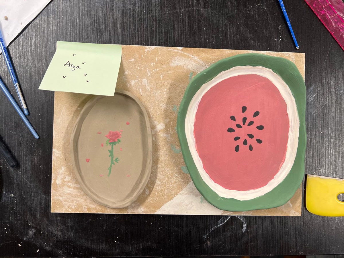 Assiette pastèque en cours de peinture pendant une activité de céramique