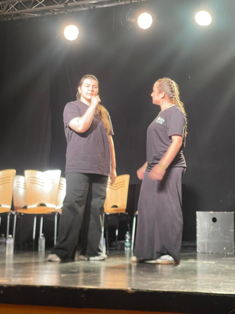 Asya et une partenaire d’improvisation sur scène pendant un spectacle sur le thème de l’imitation