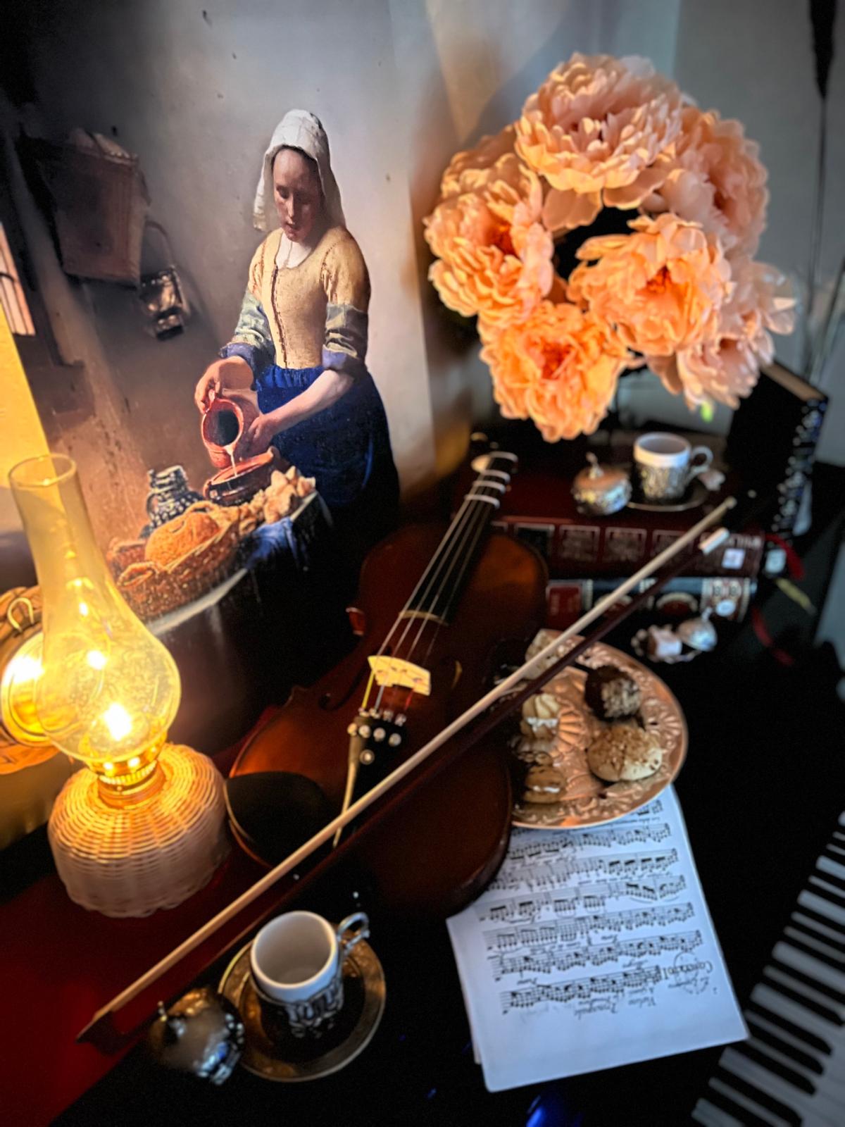 Composition musicale avec une partition, des instruments et un clavier